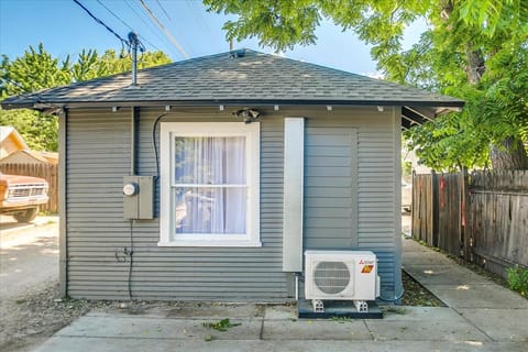 Property building, Facade/entrance, Day, air conditioner