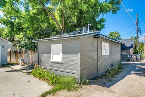 Property building, Facade/entrance, Day