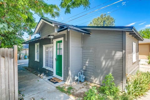 Property building, Facade/entrance, Day