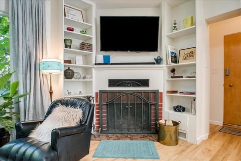 TV and multimedia, Living room, Seating area, fireplace