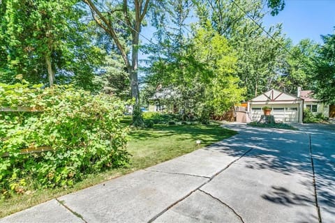 Property building, Facade/entrance, Day, Garden