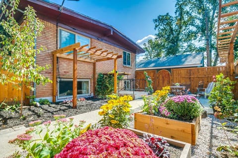 Property building, Facade/entrance, Day, Garden