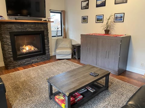 Lily Glacier Suite - RARE Downtown Location House in Revelstoke