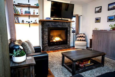 Lily Glacier Suite - RARE Downtown Location House in Revelstoke