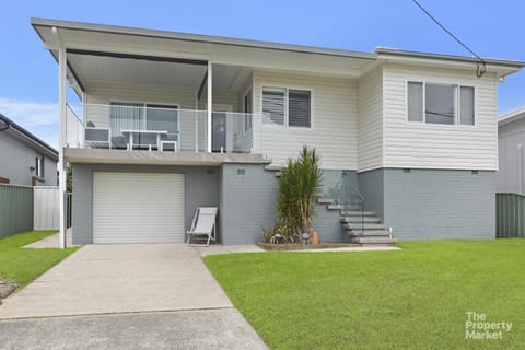 The Hamptons Lakehouse House in Lake Macquarie