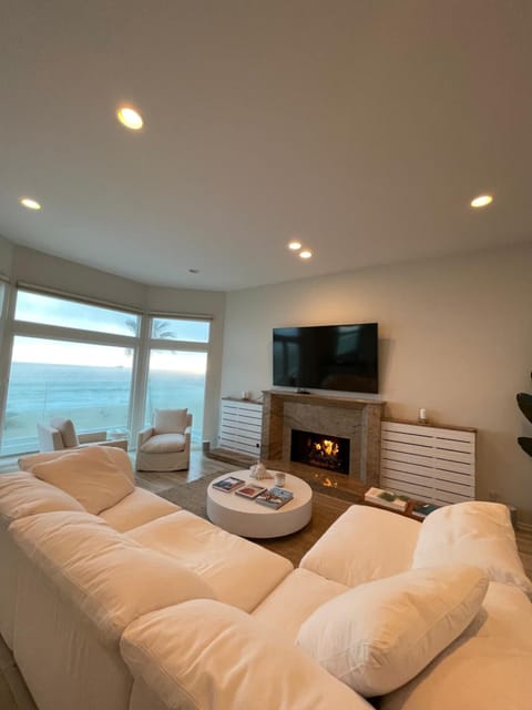 Ocean Front Penthouse Spacious 4 Bedroom Beach Home Condo in Manhattan Beach
