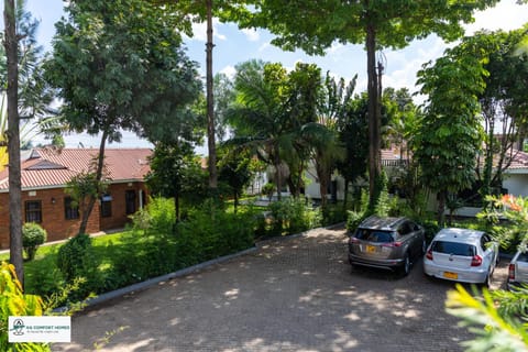 Property building, Day, Natural landscape, Garden, Garden view, Parking