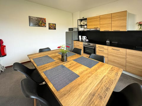 Kitchen or kitchenette, Seating area, Dining area, minibar, pet friendly