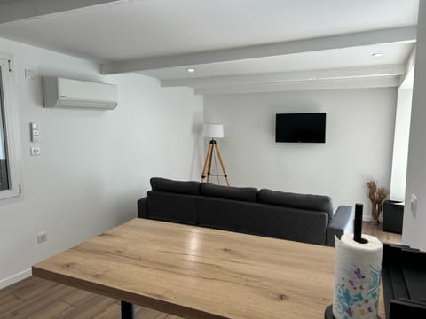 TV and multimedia, Seating area, air conditioner