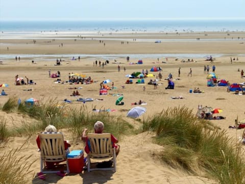 MP110 - Camber Sands Holiday Park - Nr Facilities Campground/ 
RV Resort in Camber
