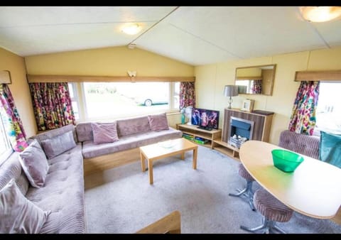 SBL70 - Camber Sands Holiday Park - Sleeps 8 - Close swimming pools and facilities - Private Parking Campground/ 
RV Resort in Camber