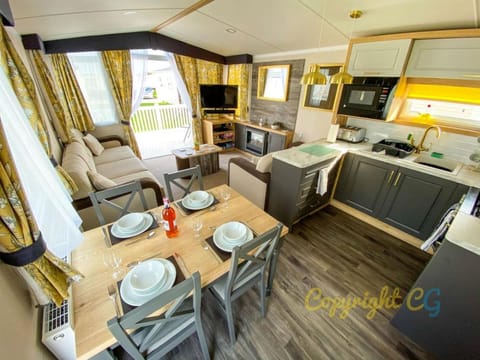 MP413 - Camber Sands Holiday Park - Close to Facilities - Free Wifi - Sleeps 8 - Large Decking Campingplatz /
Wohnmobil-Resort in Camber