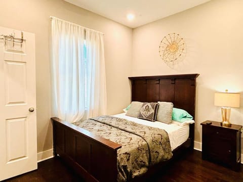 Cozy Room Queen Bed Private Bathroom House in Lithonia