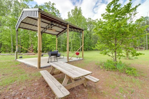 Higden Studio with Private Deck Less Than 1 Mi to Lake! Condo in Greers Ferry Lake