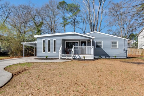 Smyrna Home with Porch 2 Mi to Battery Atlanta! House in Smyrna