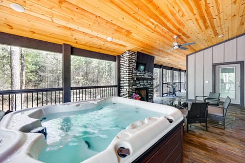 Near New Casino Broken Bow Cabin with Hot Tub House in Broken Bow