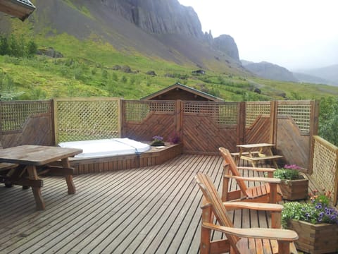 Vindheimar Cottage - Great View - Hot Tub House in Southern Region
