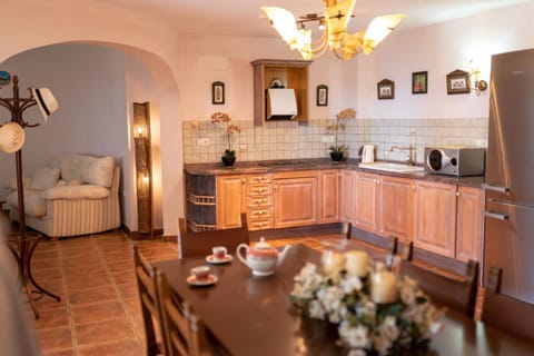 Coffee/tea facilities, Kitchen or kitchenette, Dining area, minibar, stove