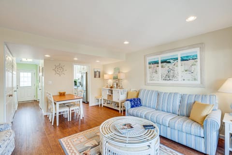 Breezy Pine Knoll Shores Escape Walk to Beaches! Haus in Pine Knoll Shores