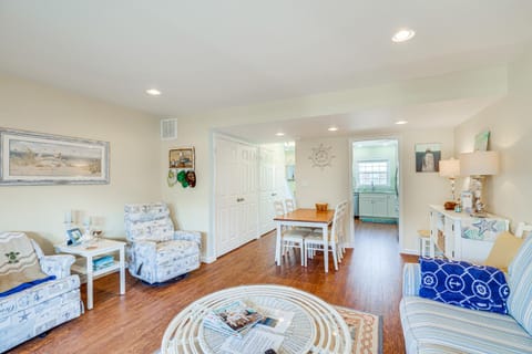 Breezy Pine Knoll Shores Escape Walk to Beaches! Haus in Pine Knoll Shores