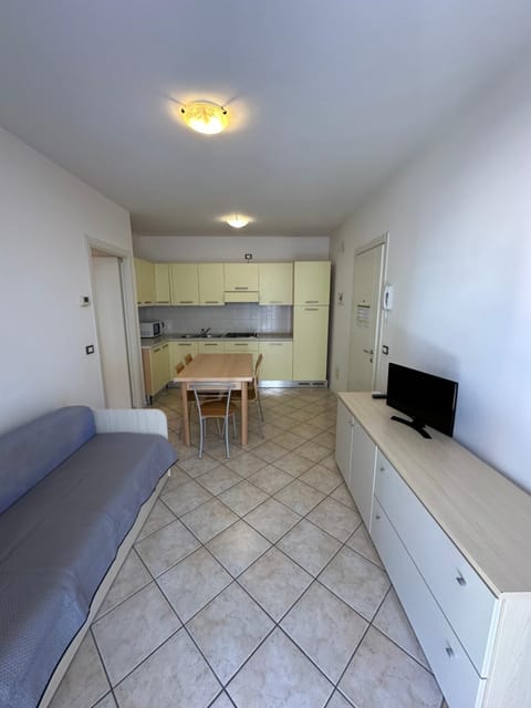 Kitchen or kitchenette, Dining area, minibar, stove