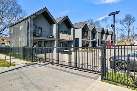 Property building, Day, Neighbourhood, Street view, Parking