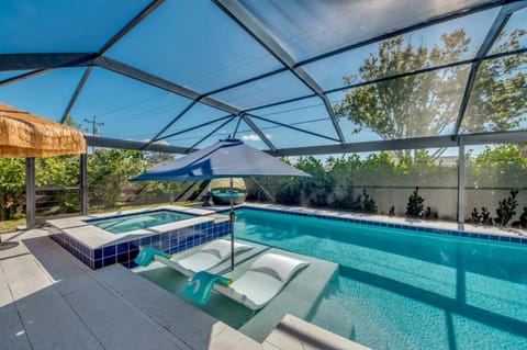 Private Beaches, Heated Pools w/Spa, Fun in the Sun - Dolphins and Manatees Paradise - Roelens Casa in Cape Coral