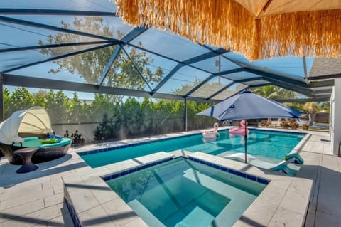 Private Beaches, Heated Pools w/Spa, Fun in the Sun - Dolphins and Manatees Paradise - Roelens House in Cape Coral