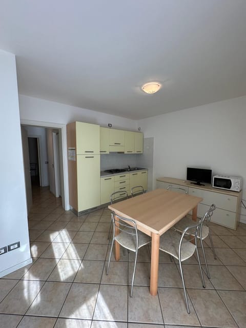 Kitchen or kitchenette, Dining area, minibar