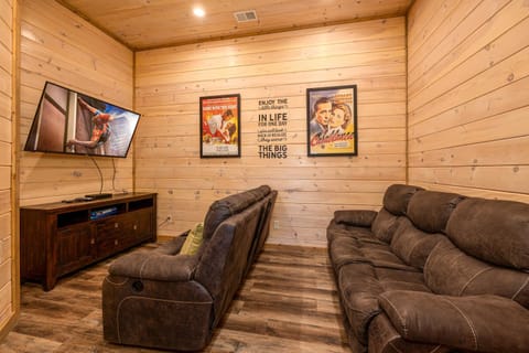 Southern Comfort Lodge-in Pigeon Forge, sleeps 18-7BR 6BA luxury cabin, w FREE attraction ticket! House in Pigeon Forge