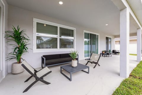 Modern 5BR Getaway, PS5 & Board Games - Port St. Lucie, Florida House in Port Saint Lucie