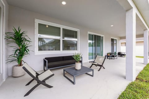 Modern 5BR Getaway, PS5 & Board Games - Port St. Lucie, Florida Casa in Port Saint Lucie