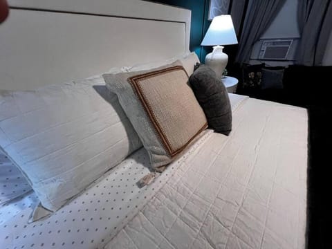 Plush King Bed Xtra Cozy Stay Chalet in Lake Okeechobee