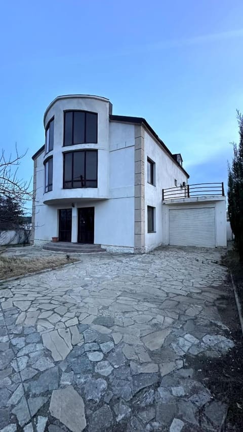 Просторный дом в элитном районе Тбилиси House in Tbilisi