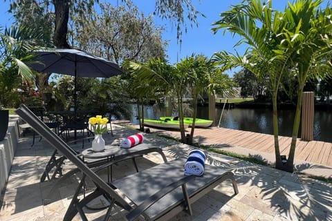 Waterfront Tropical Oasis, Htd Pool-HotTub-Kayaks House in Oakland Park