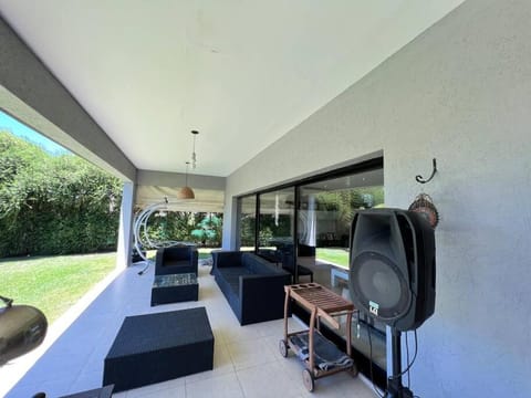 Casa minimalista con piscina y muelle en Nordelta-Villanueva Villa in Benavidez