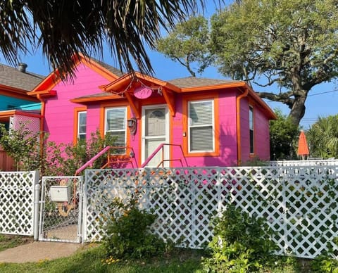 LoveLock Garden Cottage King Bed House in Texas City