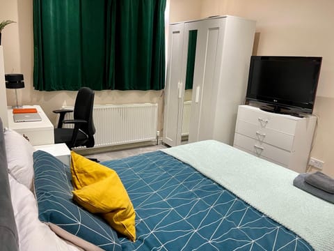 Sudbury Hill Bedroom with Private Bathroom Vacation rental in Wembley