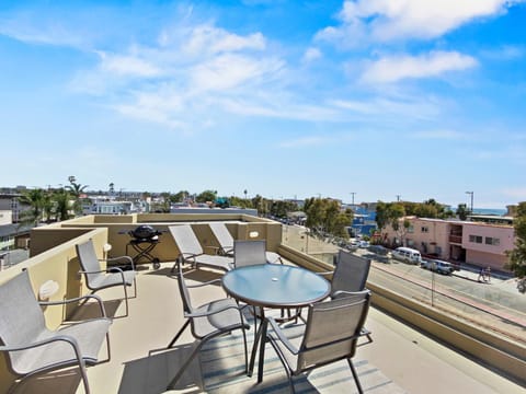 Ostend Escape - Multiple Patios, Large Rooftop, Water Views, Garage & Fast Wifi House in Mission Beach