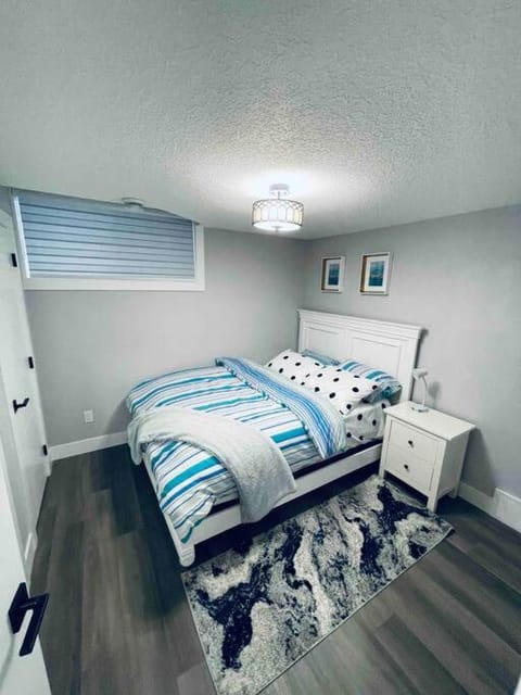 Cozy*Bright*Modern 2 Bedroom guest suite Apartment in Edmonton