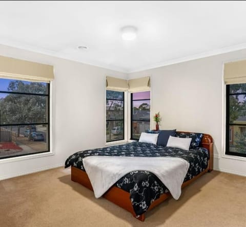 30 mins to city/Airport/beaches Villa in Werribee South