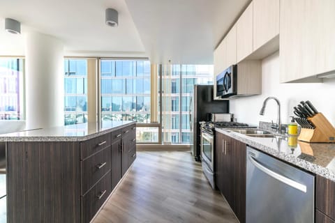 2BR Luxury Highrise Hollywood Condo in West Hollywood