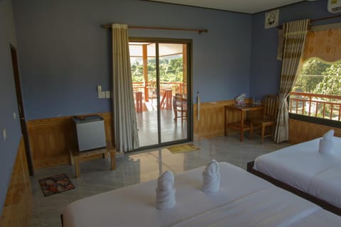 Bed, Balcony/Terrace, Photo of the whole room, Seating area, Bedroom, Mountain view, towels, air conditioner