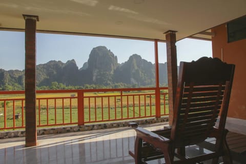 Natural landscape, View (from property/room), Balcony/Terrace, Seating area, Mountain view