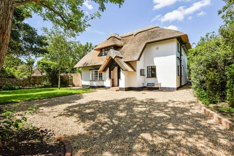 Farthings - large cottage with pool Haus in West Wittering