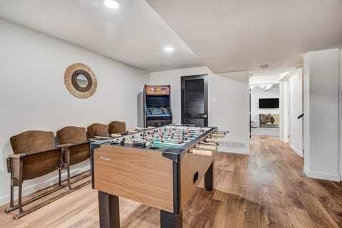 Lion Lodge - Prime Spot Game Room Hot Tub Fire Pit House in Colorado Springs