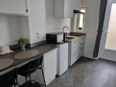 Kitchen or kitchenette, Dining area, minibar, stove