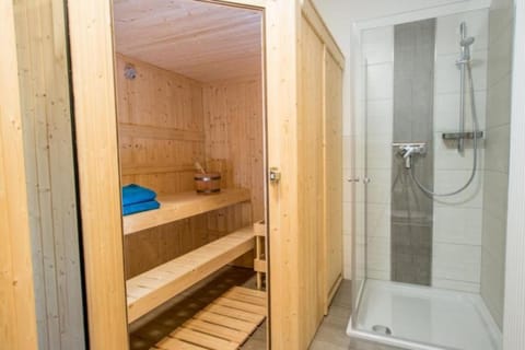 Shower, Sauna