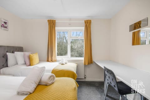 OnSiteStays 4-BR, Wifi and lots of parking Wohnung in Hatfield