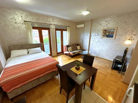 Bed, TV and multimedia, Decorative detail, Dining area, Bedroom, Mountain view, bunk bed, air conditioner